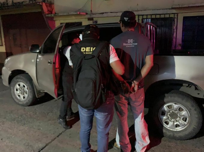 Piloto que trasladaba 145 migrantes en furgón es ligado a proceso y enviado a prisión