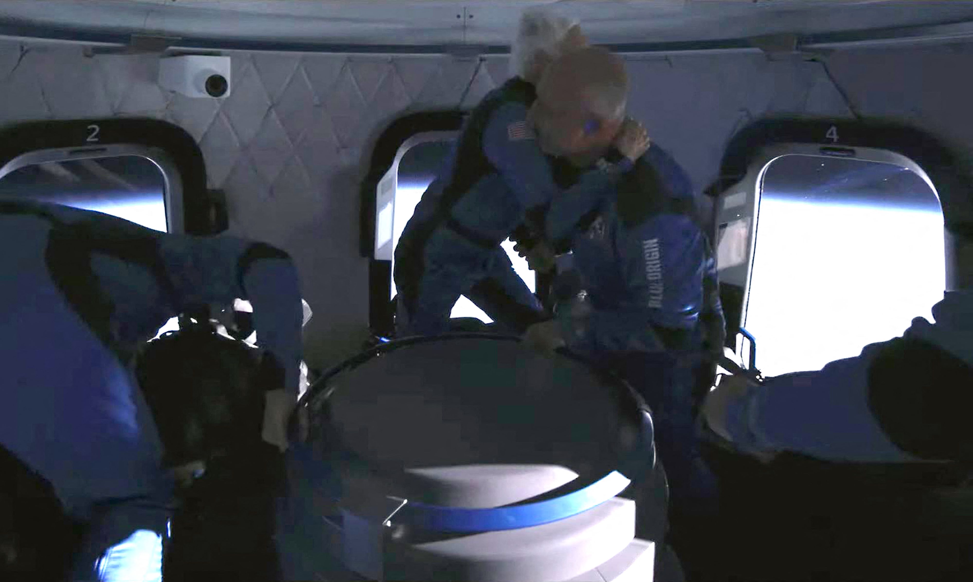 Así disfrutaron Jeff Bezos y sus acompañantes la gravedad cero en el espacio