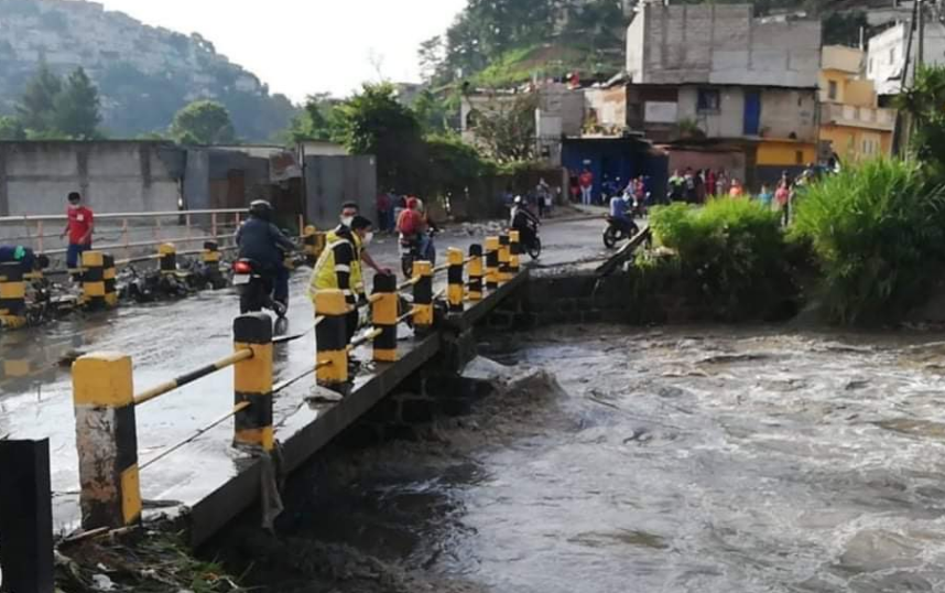 Lluvia de las últimas horas causa caída de árboles y crecidas que dejan atrapadas a varias personas