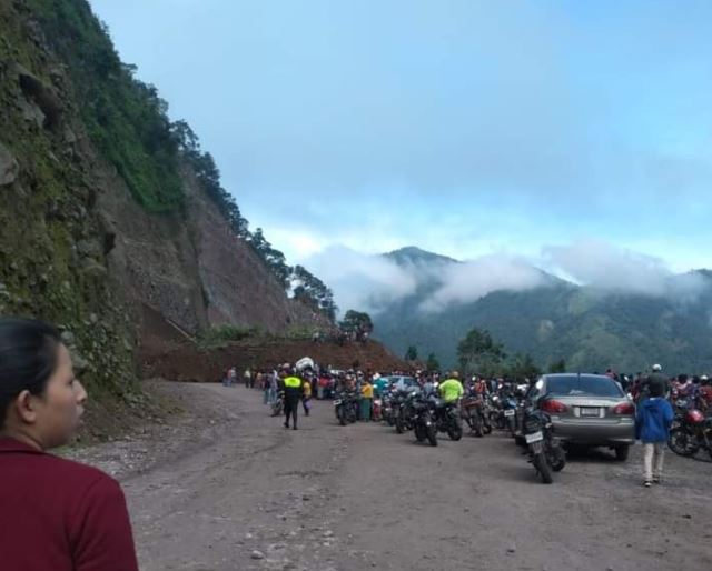 Se reporta que habría varios muertos debido a un derrumbe en una carretera de Tajumulco