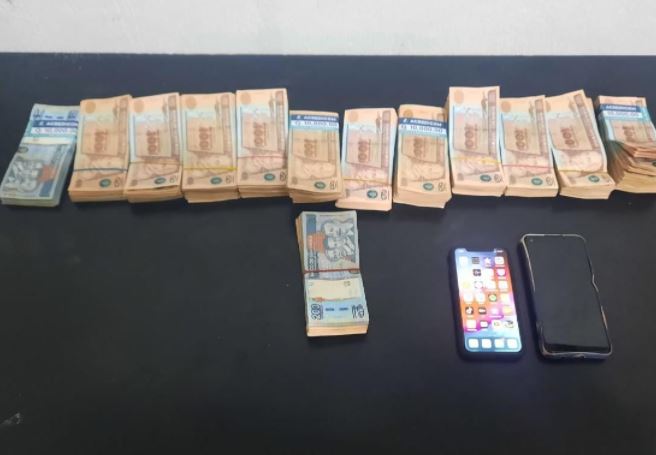Dos hombres fueron detenidos por no poder justificar traslado de Q128 mil en efectivo