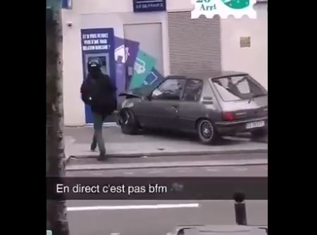 VIDEO: ni a choques ni a patadas: ladrones destruyen su carro intentando robar un cajero