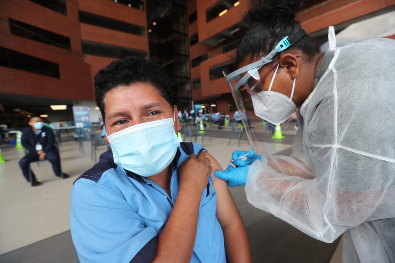 Universidad del Valle comienza a aplicar la vacuna contra el coronavirus en su casa de estudios