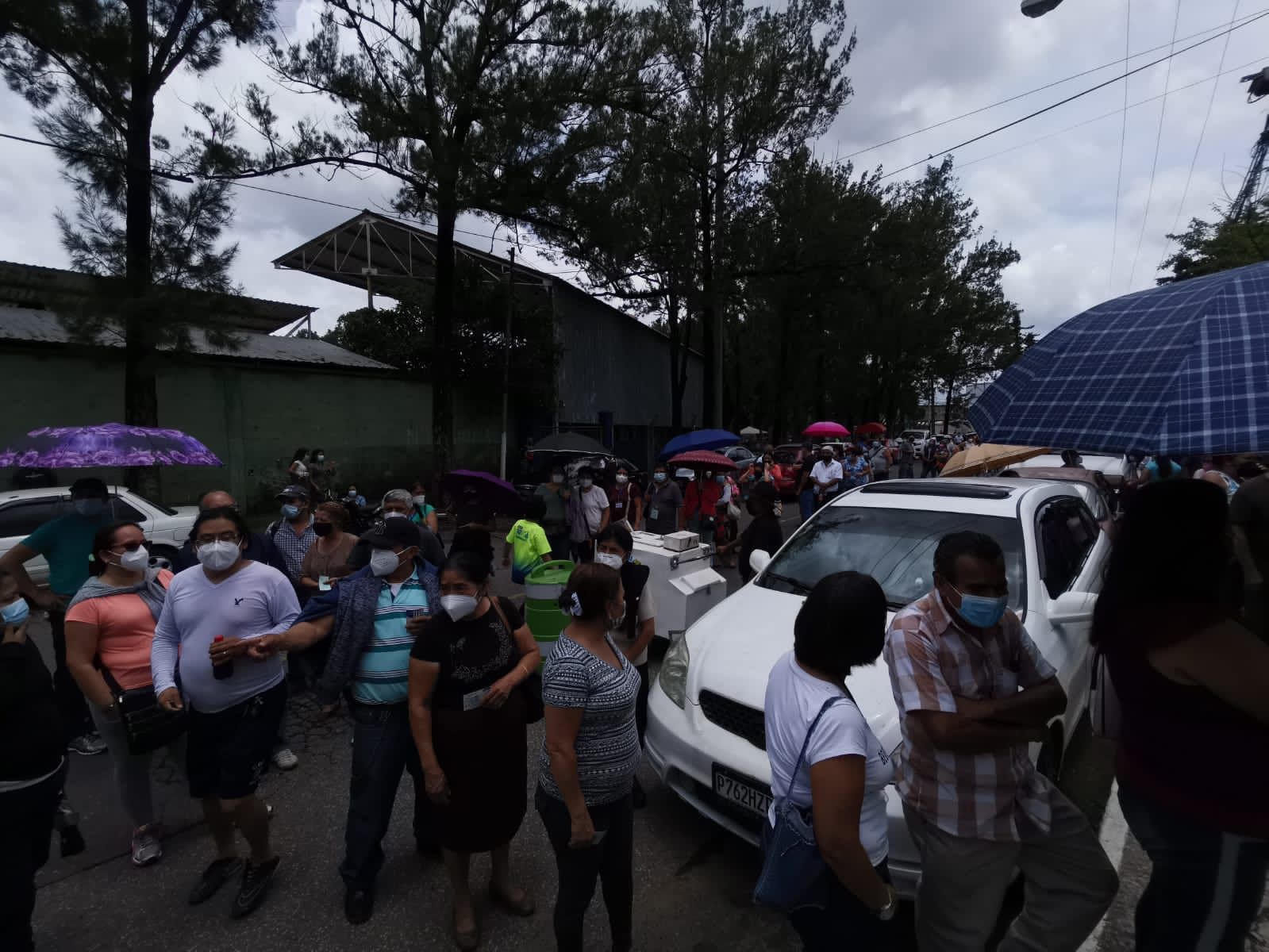 Vacunación en el Hipódromo del Norte: pobladores denuncian tardanza y desorden para inmunizarse