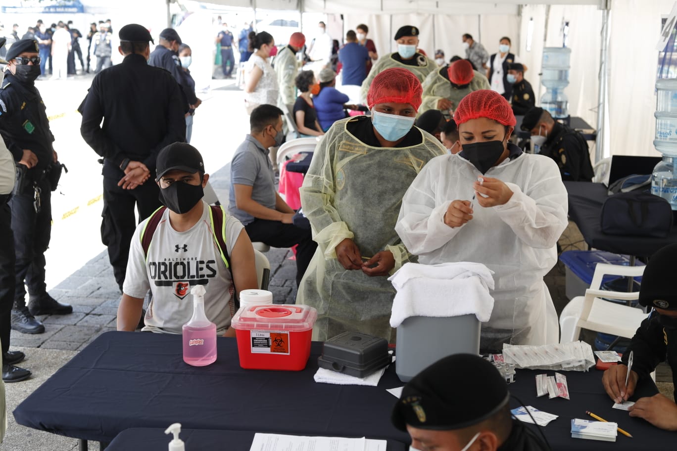 Edwin Asturias recomienda una tercera dosis de la vacuna anticovid para personal de primera línea