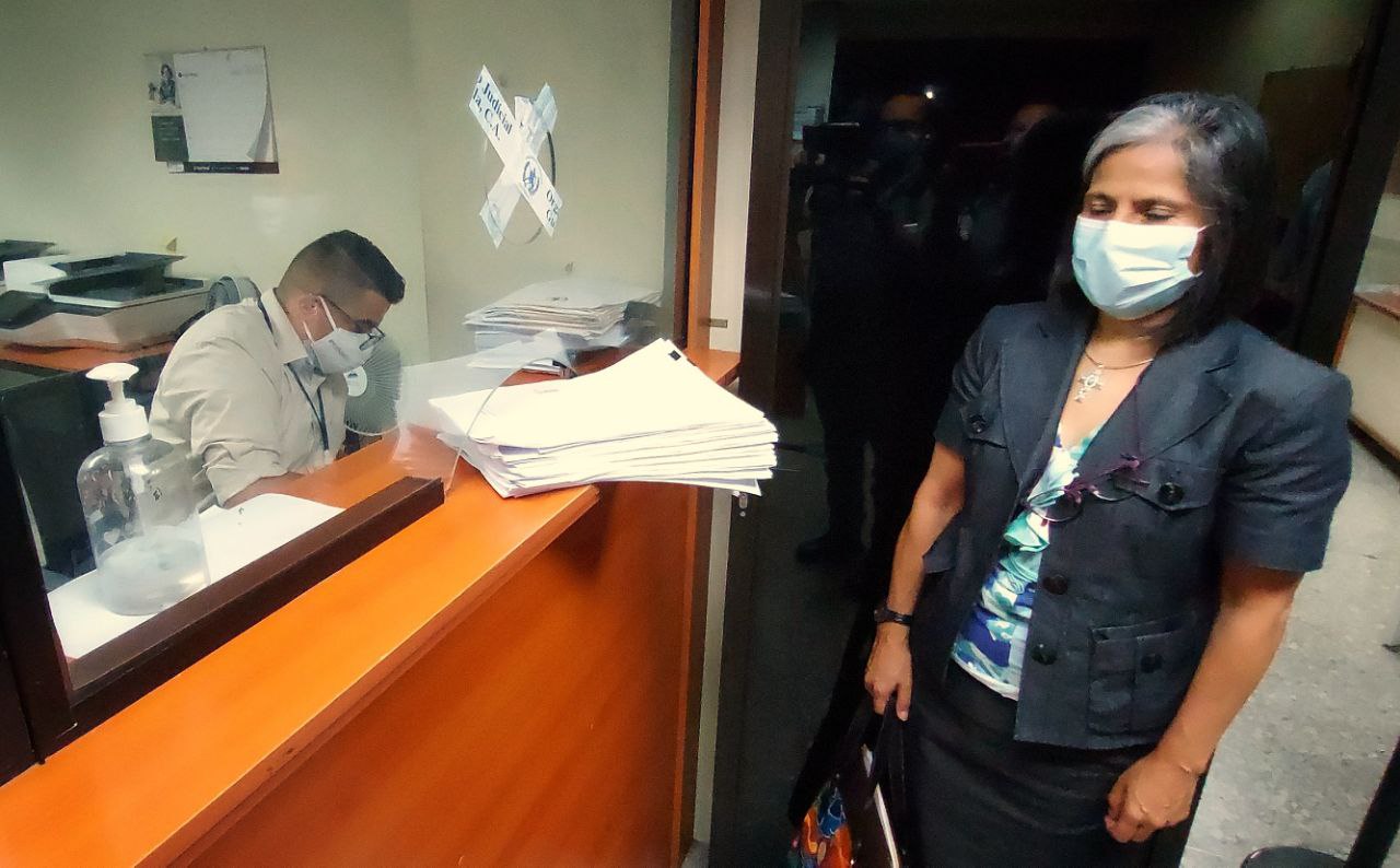 Abogada de Juan Francisco Sandoval presenta amparo en la CSJ contra Consuelo Porras por reciente destitución