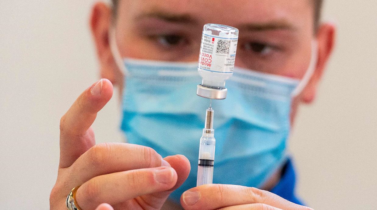 Moderna dice que protección de su vacuna contra el covid-19 dura al menos seis meses y pone a prueba inyección de refuerzo