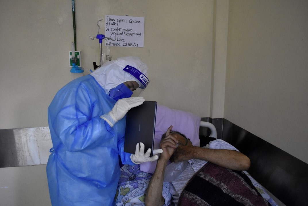“Vi la necesidad de que las personas enfermas tengan comunicación con su familia”: así surgió la noble iniciativa de una trabajadora del Hospital de Chimaltenango