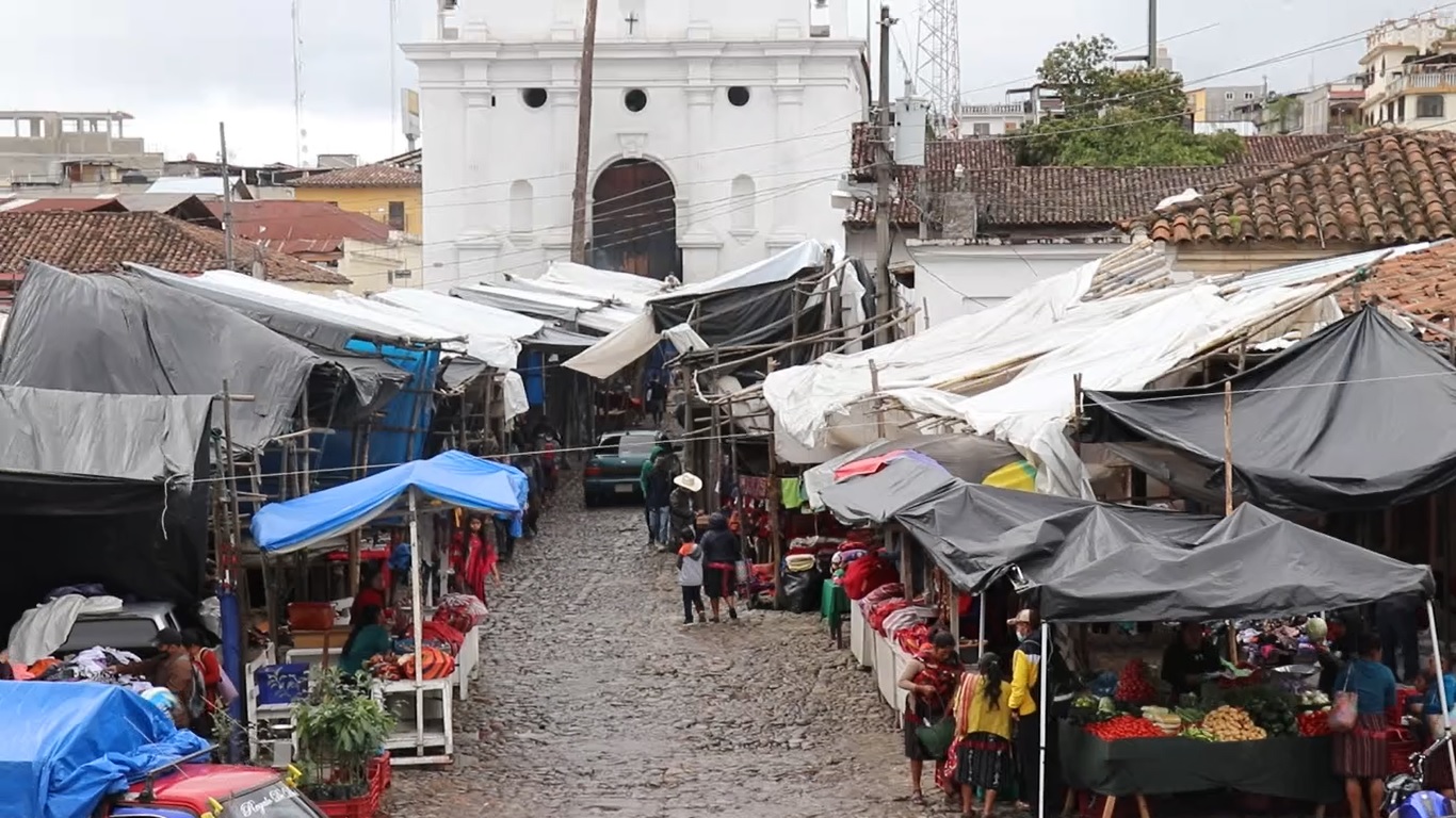 Iniciará vacunación contra el covid-19 en personas de 18 años en adelante en Quiché; polémica causó exclusividad de la vacuna para un municipio