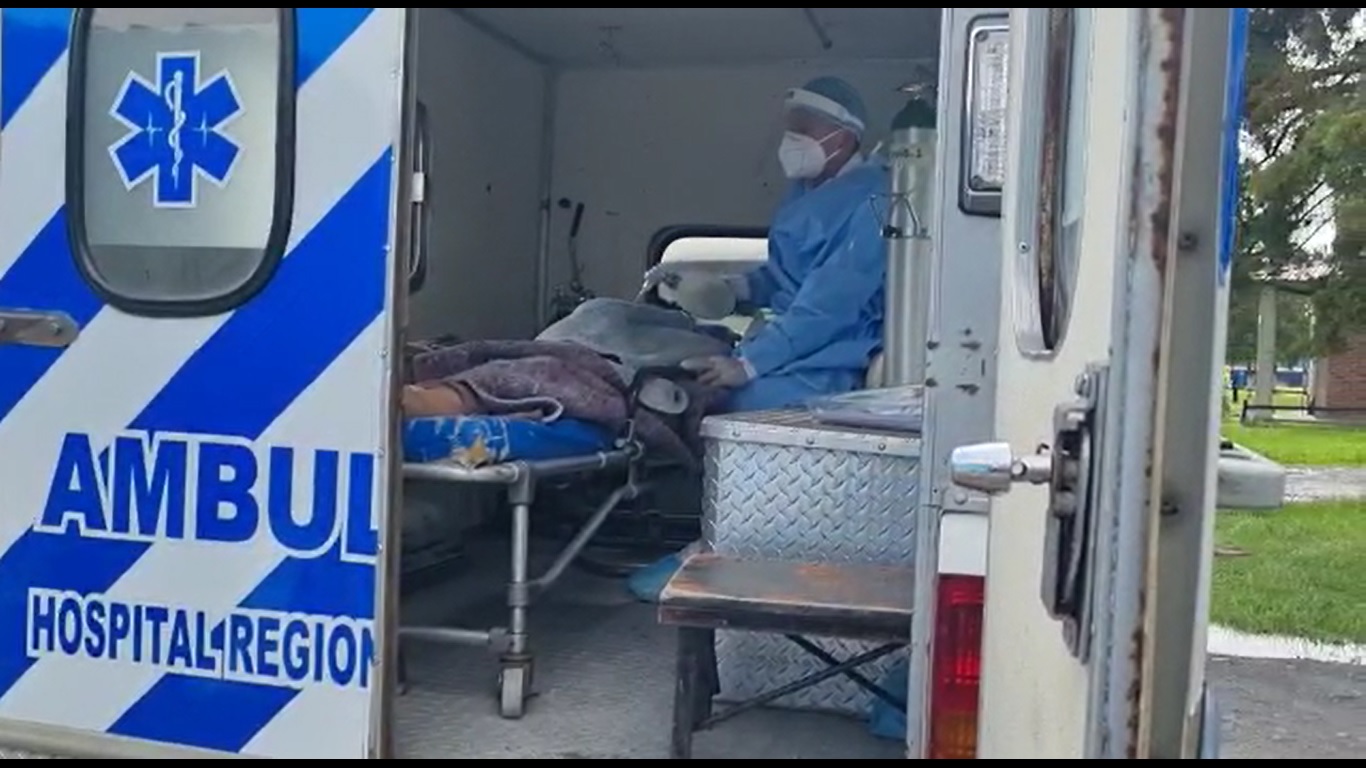 VIDEO | Ambulancias con pacientes graves de covid-19 llegan al hospital Regional de Quiché pero no son atendidos porque ya no hay ventiladores