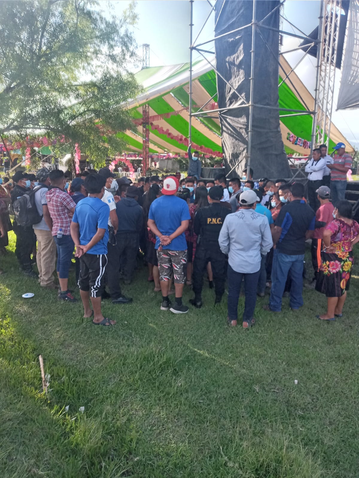 VIDEO | Agentes de la PNC son expulsados de una comunidad de Joyabaj, Quiché, al intentar suspender una fiesta privada