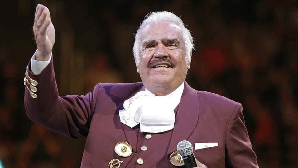 Vicente “Chente” Fernández es operado de emergencia y continúa en el hospital