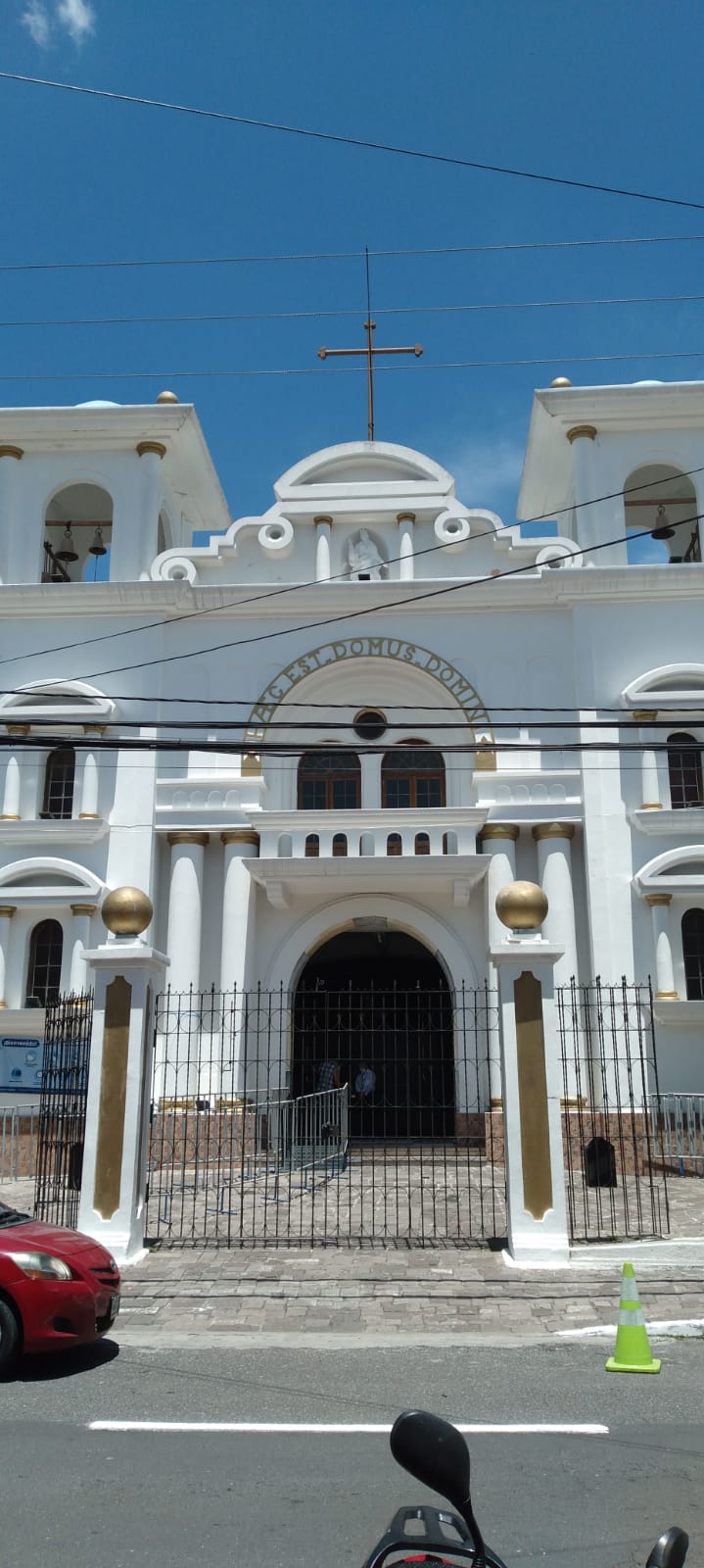 Poca cantidad de personas en la iglesia.