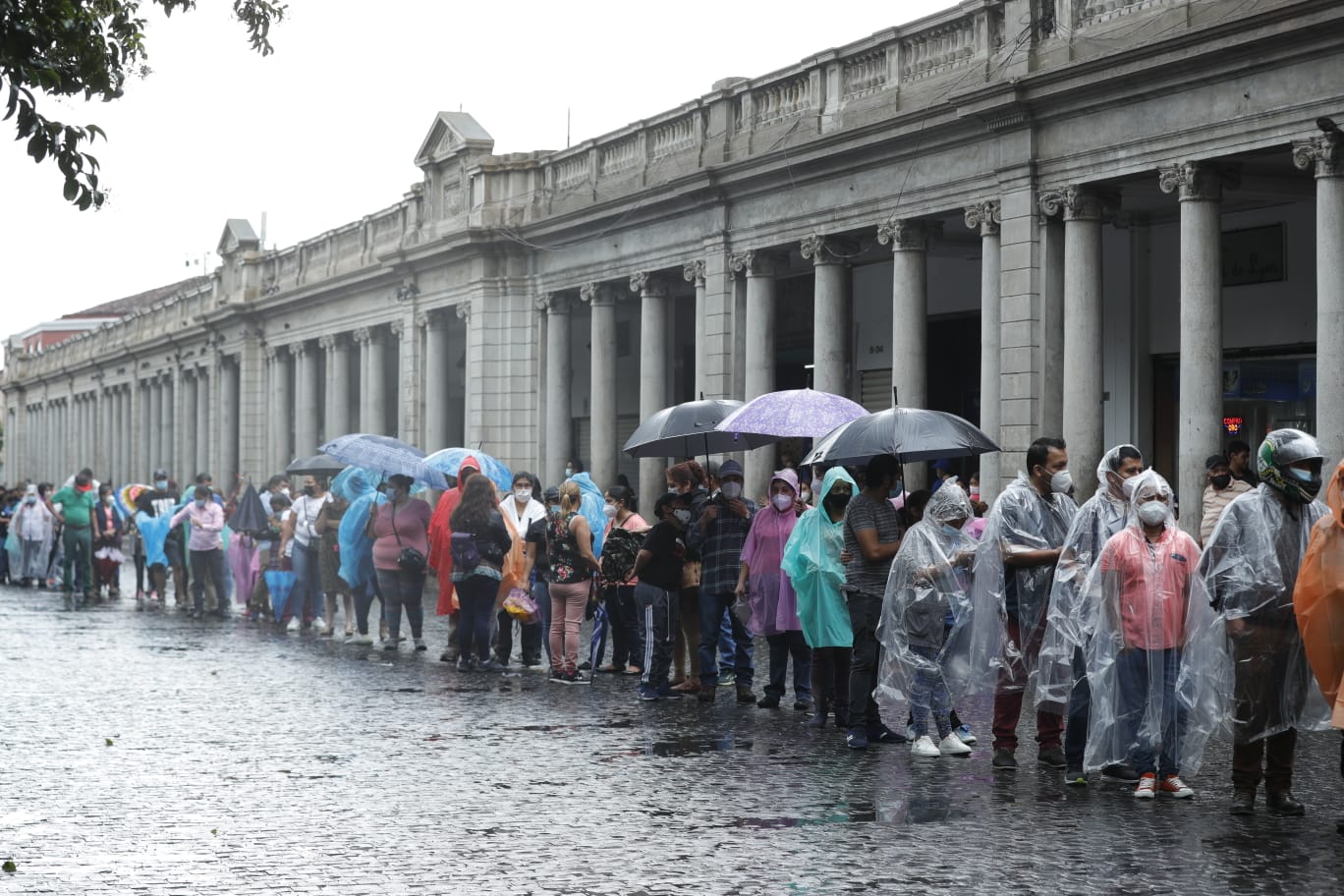 Guatemaltecos buscan vacunarse en centro de vacunación de la Plaza de la Constitución sin importar la lluvia
