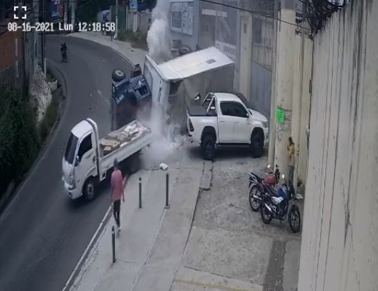 Video: Cámara capta el momento en que un camión vuelca y casi atropella a varias personas