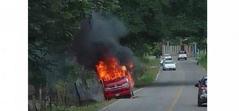 Disparos y carros quemados: enfrentamiento armado entre supuestos narcos siembra el temor en zona fronteriza con México