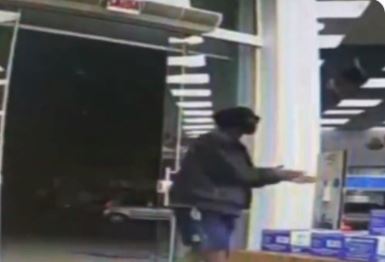 Cámara capta a un hombre aplicándose gel antes de asaltar una farmacia