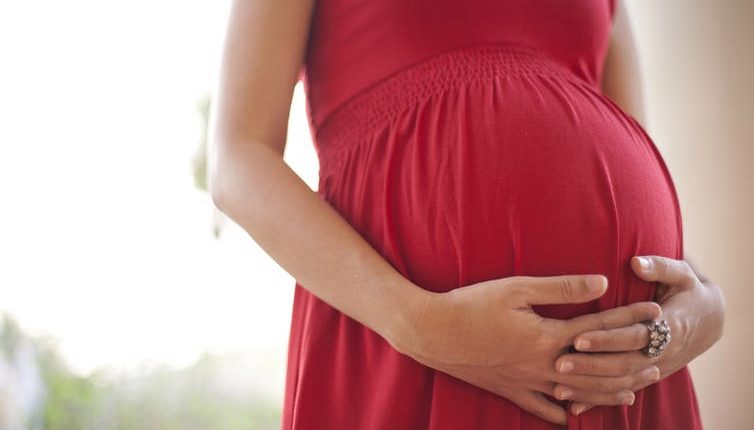 Mujeres embarazadas y lactantes comienzan a ser vacunadas contra el covid-19 afirma director del Área de Salud Guatemala Central