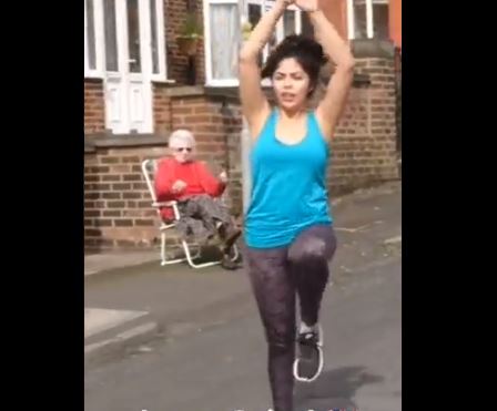 “Contaré la historia de una famosa persona”: mexicana pone a bailar “La Chona” a sus vecinos en Reino Unido y se hace viral
