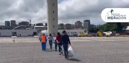 Llega a Guatemala el primer vuelo de unidades familiares migrantes retornadas desde EE. UU.