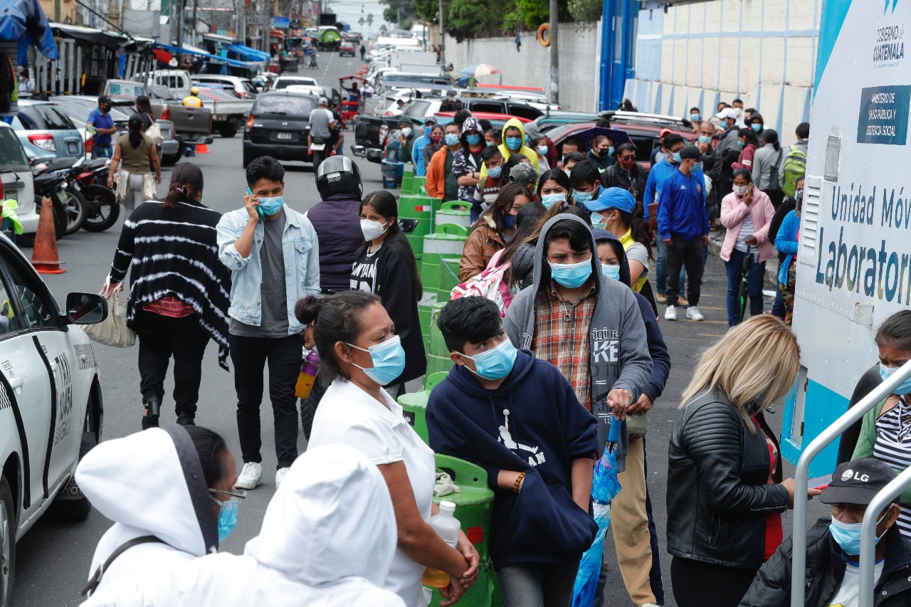 Guatemala sobrepasa los 460 mil casos totales de coronavirus y registra de nuevo casi cinco mil contagios diarios
