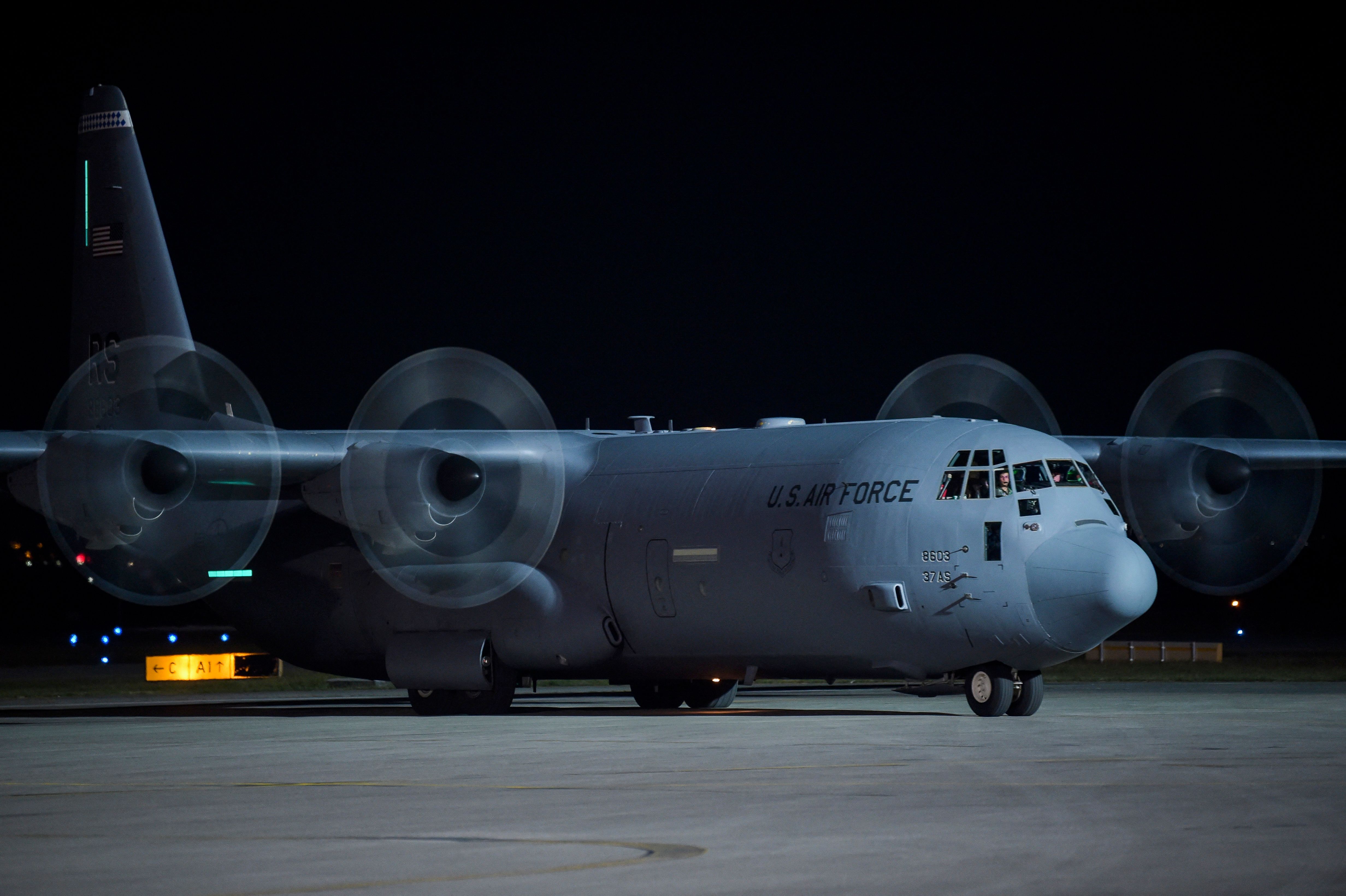 Profesora afgana logra salir de su país y Chile espera poder recibirla