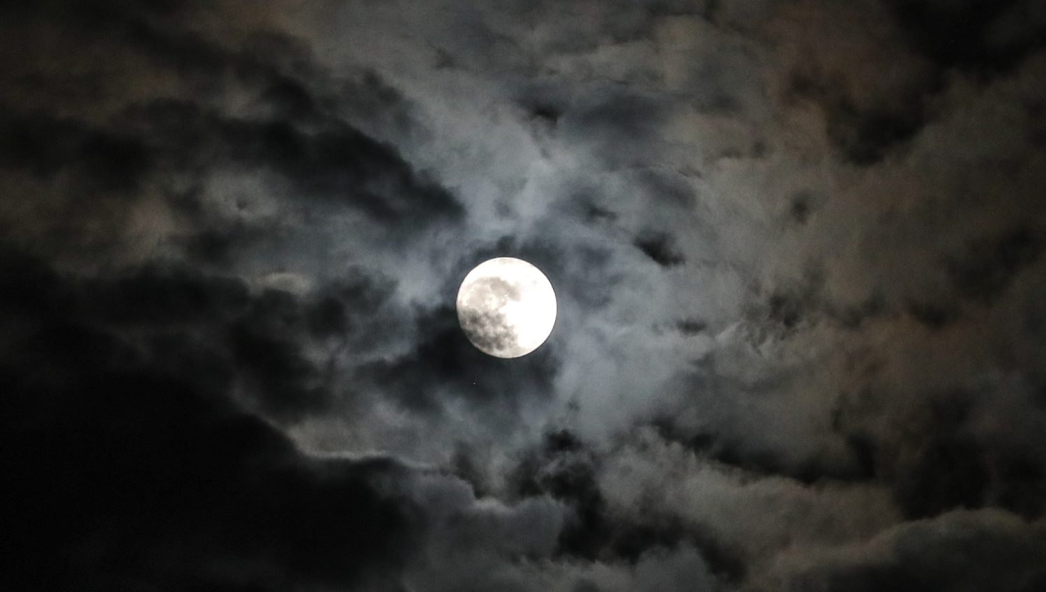 “Fue dejada allí por extraterrestres”: La extraña teoría que afirma que la Luna es una nave diseñada por alienígenas