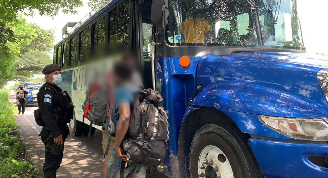 PNC captura a dos hombres por trasladar a migrantes de Uzbekistán, Haití y otros tres países