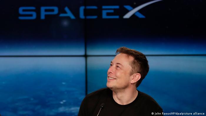 SpaceX de Elon Musk trabaja en un satélite que transmitirá publicidad en vivo desde el espacio