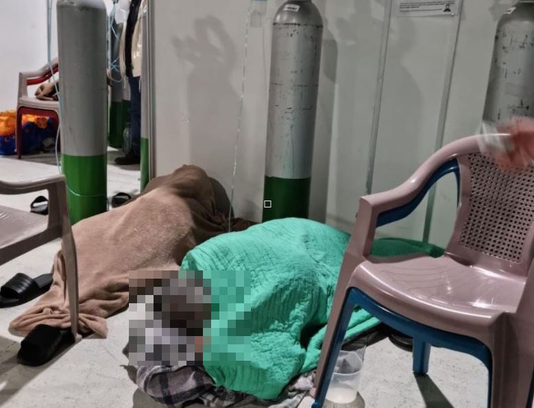 En el suelo, así esperan pacientes con covid-19 a que se desocupe una cama en el Hospital del Parque de la Industria