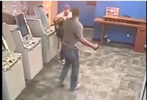 “Como película de terror”: hombre ataca con un hacha a hispano que usaba un cajero automático en EE. UU.