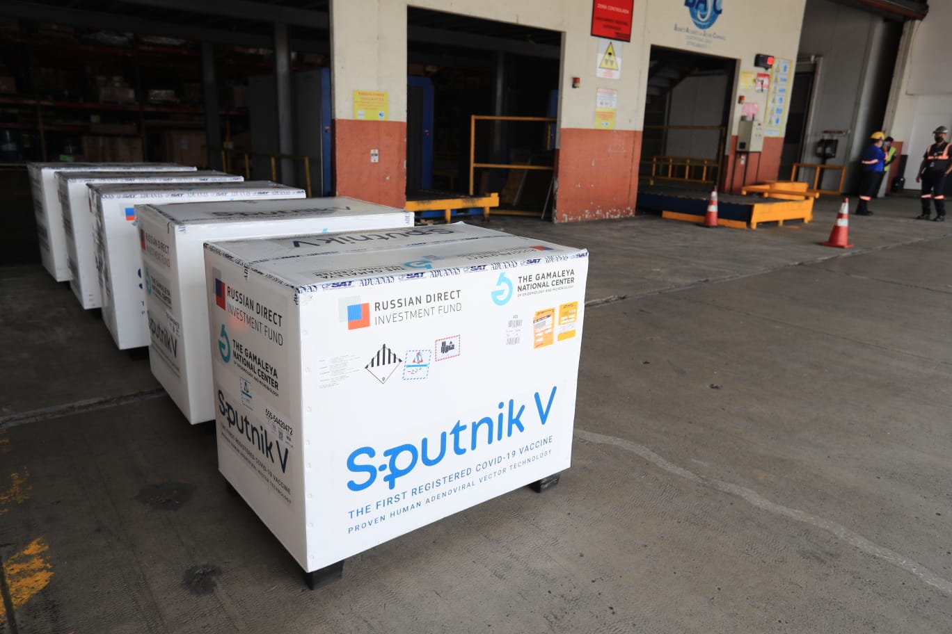 Guatemala recibe 100 mil vacunas de segundo componente de Sputnik V, con lo que suma solo 18.25% del total de dosis pagadas a Rusia