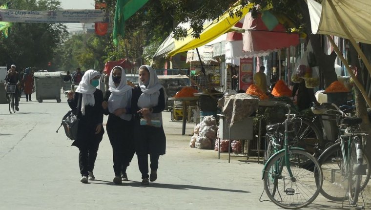Talibanes prohíben a las mujeres viajar largas distancias sin la compañía de un hombre de su familia cercana