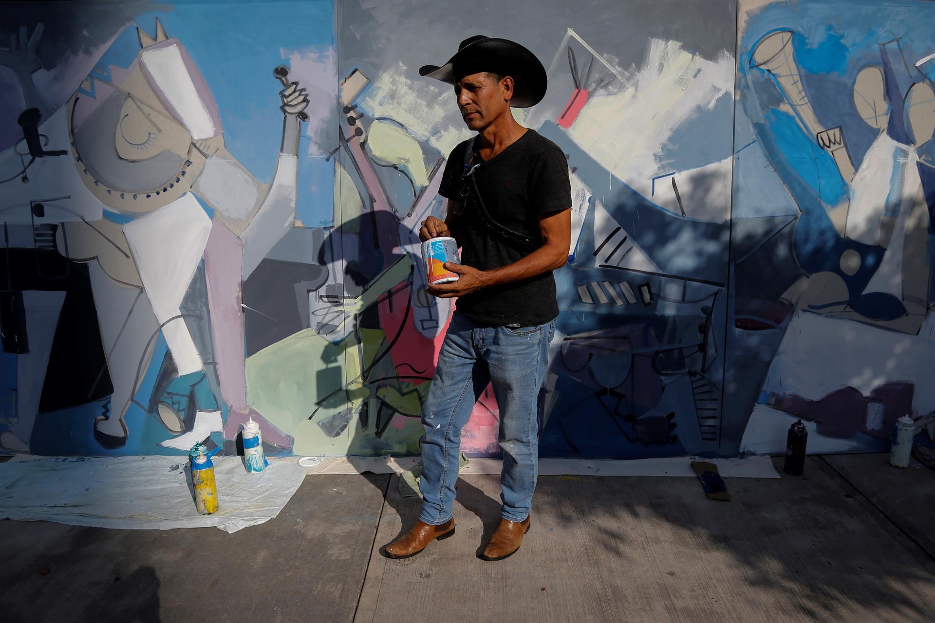 Fanáticos mexicanos pintan un mural y dejan flores por salud de Vicente Fernández