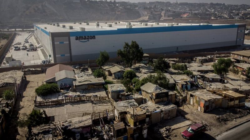 Amazon en Tijuana: la polémica por las fotos de un gigantesco almacén de la empresa construido en medio de un barrio marginal en México