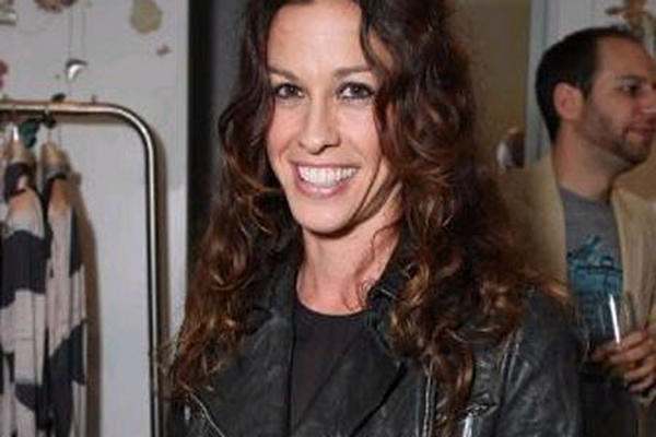 Alanis Morissette revela aspectos desconocidos sobre su vida privada y afirma que fue violada cuando tenía 15 años