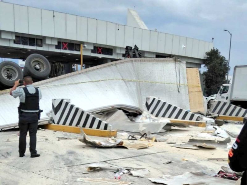 México: fuerte accidente es provocado por un camión que choca contra una caseta en Puebla