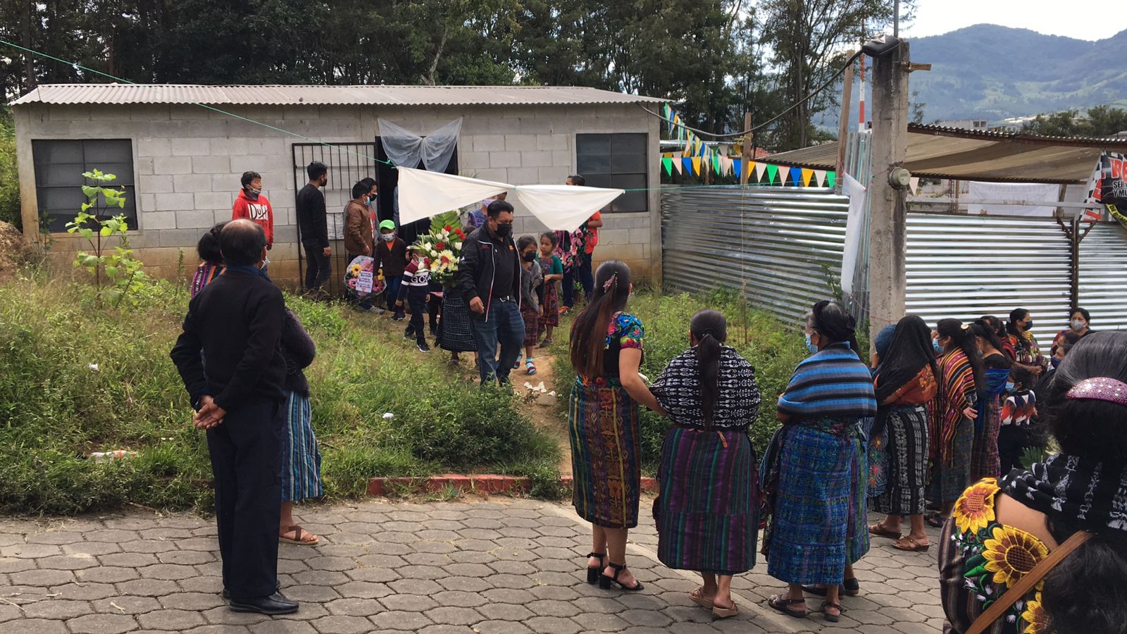 Entre lágrimas y desconsuelo, familiares y amigos le dan el último adiós a joven lapidada en Sumpango, Sacatepéquez