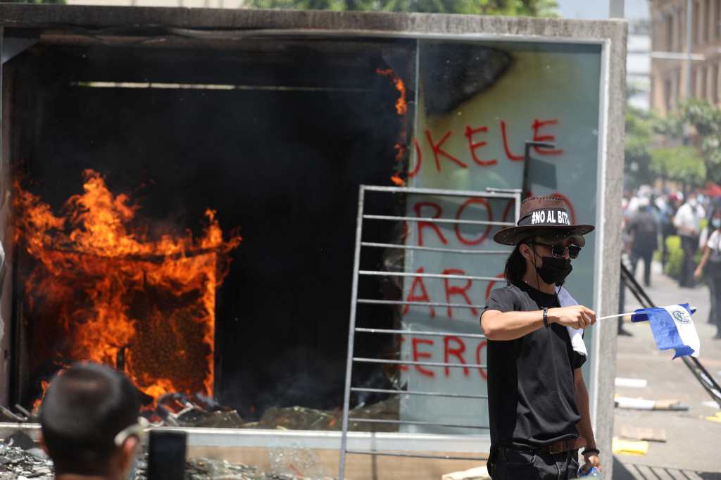 Protestan en El Salvador contra el bitcóin y el “autoritarismo” del gobierno de Bukele