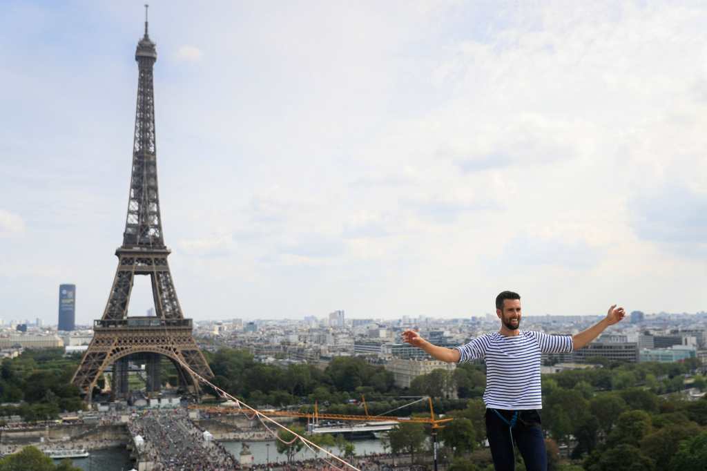 Francia: equilibrista Nathan Paulin logra la increíble hazaña de cruzar desde la Torre Eiffel hasta el teatro Chaillot en la cuerda floja