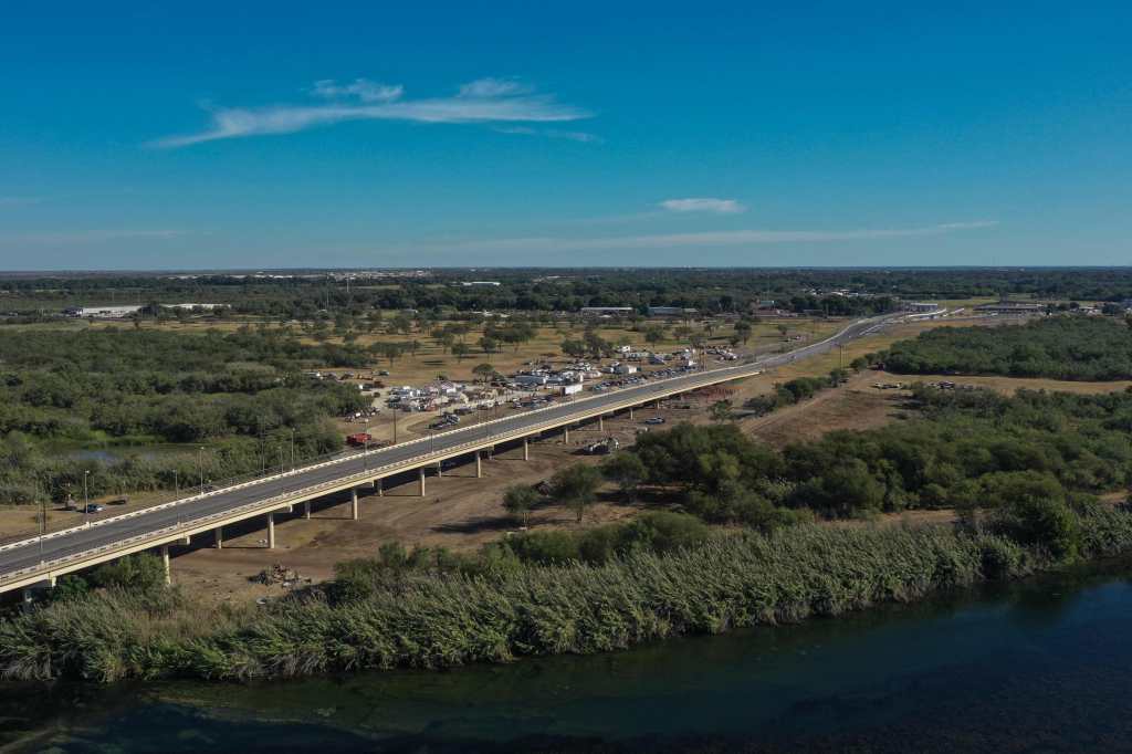 A dónde se fueron los miles de migrantes haitianos que pernoctaban bajo un puente en Del Río, Texas