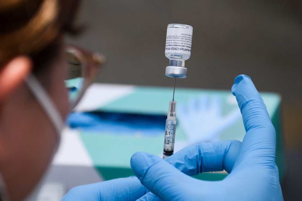 Vacuna contra el coronavirus: Giammattei asegura que el 15 de octubre vendrán 2.5 millones de dosis de Pfizer