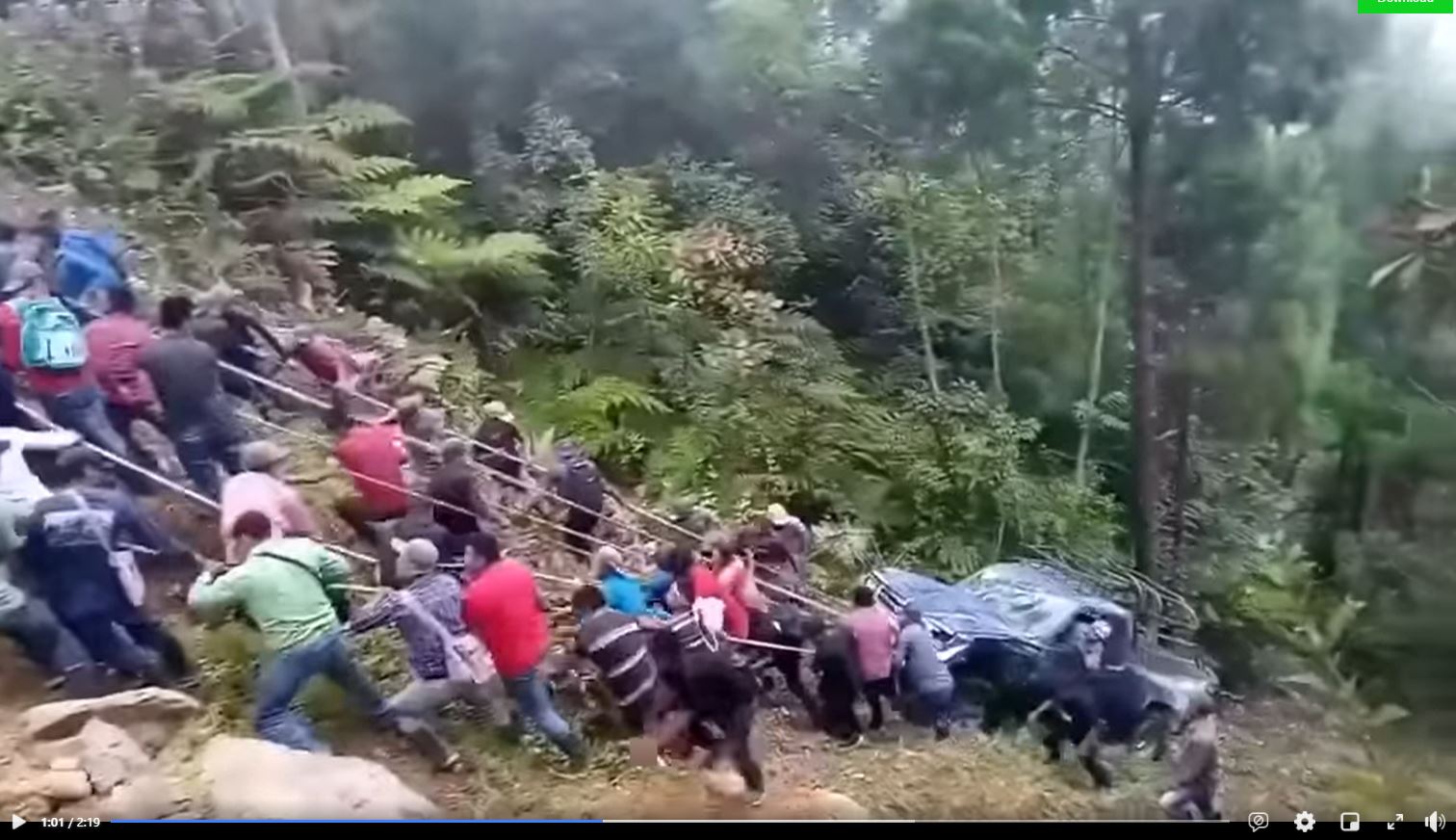 No necesitaron de una grúa: el impactante video de cómo pobladores sacan vehículo de un barranco