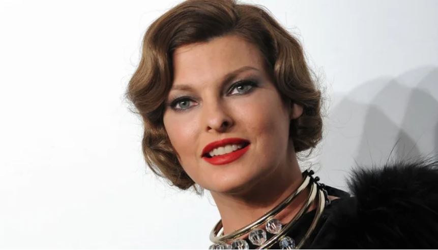 La supermodelo Linda Evangelista dice que un procedimiento cosmético la dejó “deformada”