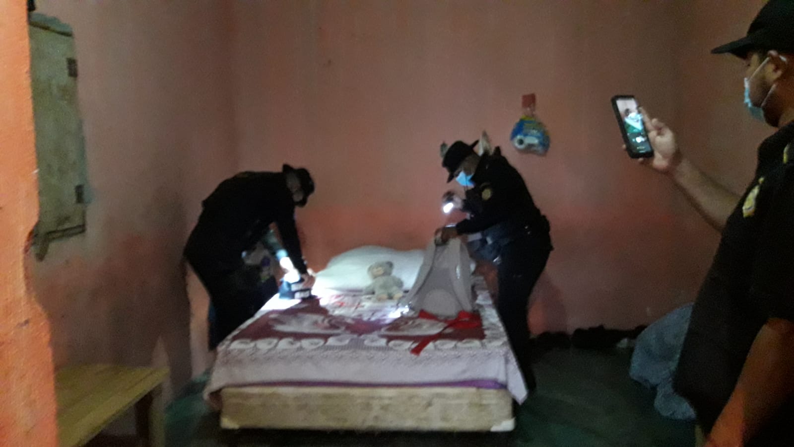 Policía busca a asaltantes en la cabecera de Escuintla y efectúa allanamientos
