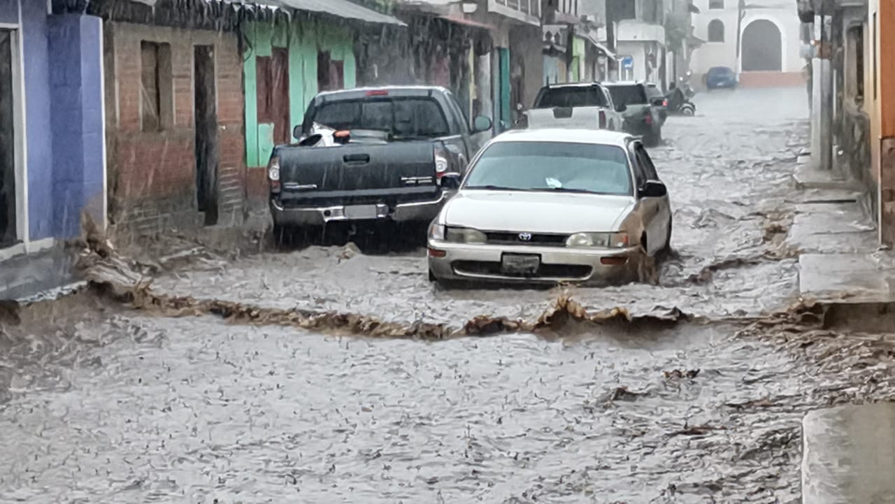 Fuertes correntadas inundan calles de El Tejar, donde vecinos señalan indiferencia de autoridades municipales