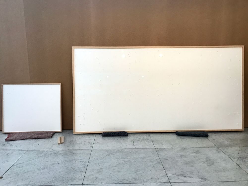 Las peculiares obras de un artista danés que prestó más de US$84 mil para su exposición titulada “Toma el dinero y huye”
