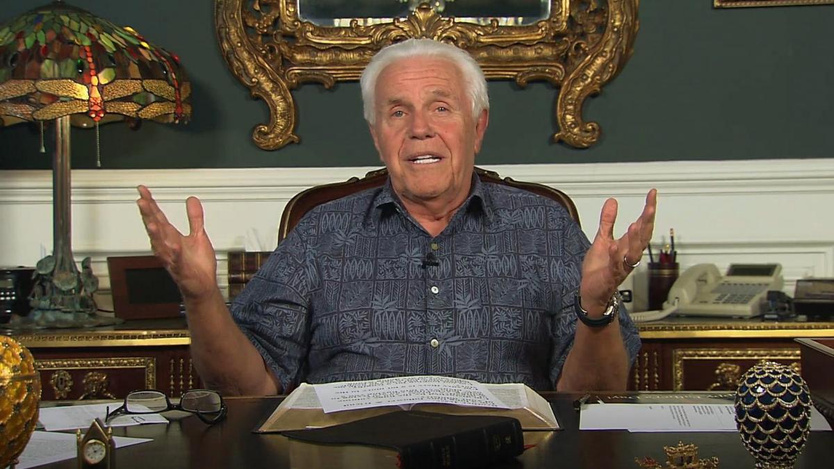 Pastor asegura que “Jesús no ha venido a la Tierra” por la falta de ofrendas y reprende a sus feligreses