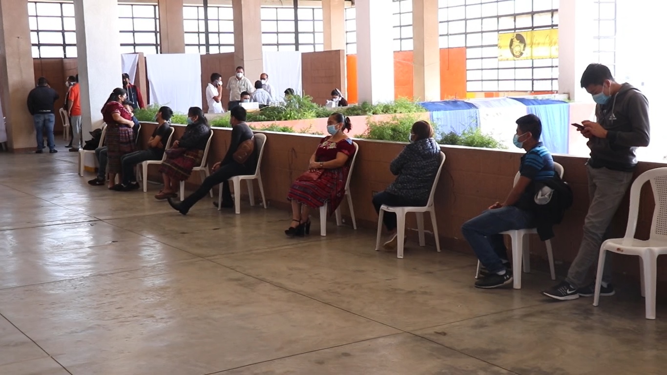 VIDEO | Comerciantes del mercado municipal y pilotos del transporte urbano se vacunan en Santa Cruz del Quiché en medio de desinformación