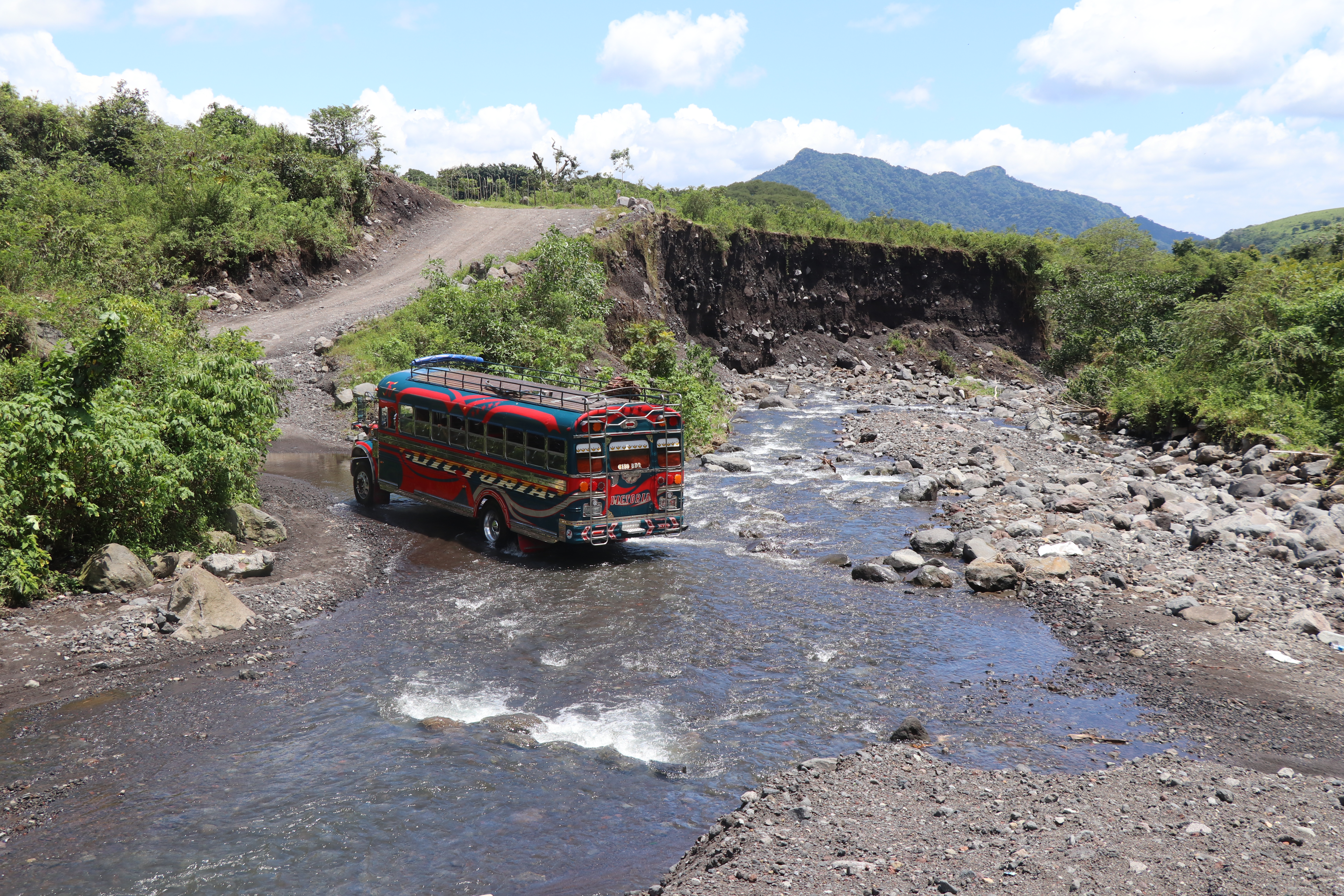 VIDEO | Comunidades aledañas al Volcán de Fuego afectadas por mal estado de carretera de terracería